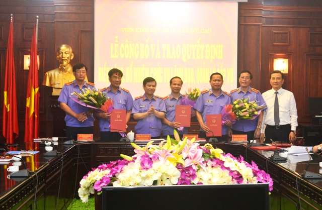Đồng chí Lê Minh Trí, Ủy viên Trung ương Đảng, Viện trưởng VKSNDTC trao quyết định và tặng hoa chúc mừng 03 đồng chí được bổ nhiệm tại buổi Lễ