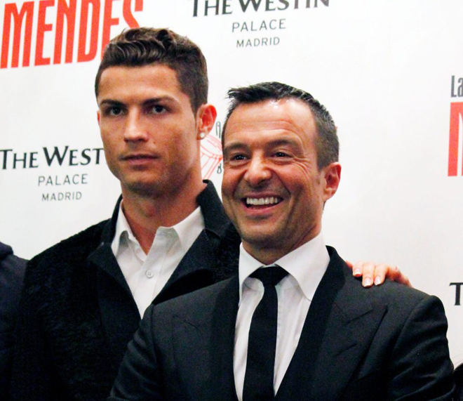 Siêu cò môi giới cầu thủ Jorge Mendes (phải) cũng có dính líu đến vụ tai tiếng gian lận thuế của Cristiano Ronaldo.