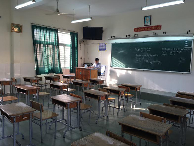 Phòng thi đặc biệt Không có thí sinh dự thi, giám thị vẫn ngồi coi phòng thi