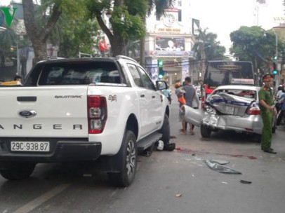 Hà Nội  Xe điên đâm liên hoàn đè nát xe máy trên phố Bà Triệu