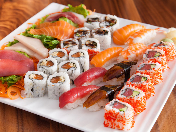 Sushi là một món ăn từ cá được chế biến sống, là món ăn truyền thống giúp người Nhật có một sức khỏe tốt và sống lâu. Nguồn: Internet