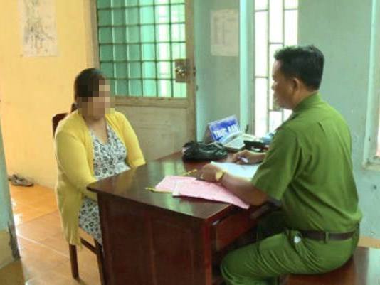 Đem vàng đi cầm rồi hoang báo bị trộm để qua mặt chồng