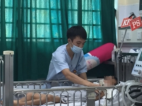 Bé 7 tuổi liệt tứ chi do di chứng bệnh viêm não Nhật Bản