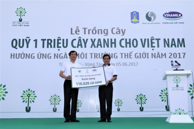 Ông Lê Tuấn Quốc – Phó Chủ tịch UBND Tỉnh Bà Rịa Vũng Tàu đón nhận bảng tượng trưng tặng cây xanh do ông Trần Minh Văn- Giám Đốc Điều Hành Công ty Vinamilk trao tặng