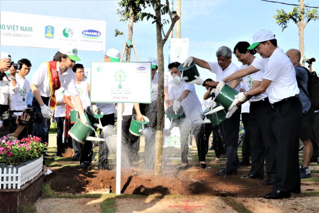 Các đại biểu cùng nhau thực hiện nghi thức trồng cây, mang ý nghĩa chung tay góp sức nâng cao, cải thiện môi trường sống