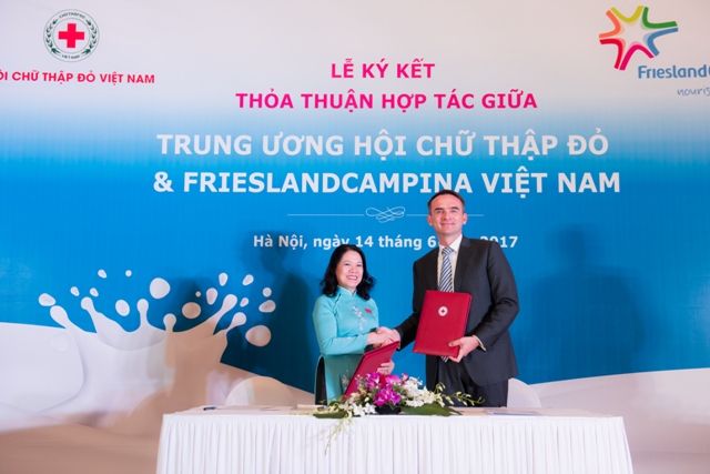 Bắt tay hợp tác giữa Chủ tịch Hội Chữ thập đỏ VN và Tổng giám đốc Frieslandcampina VN