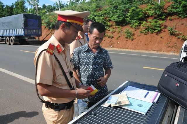 CSGT Kon Tum Kiểm tra nồng độ cồn đối với người điều khiển phương tiện giao thông