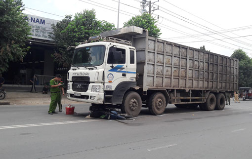 Xe tải cuốn xe máy vào gầm, một người chết