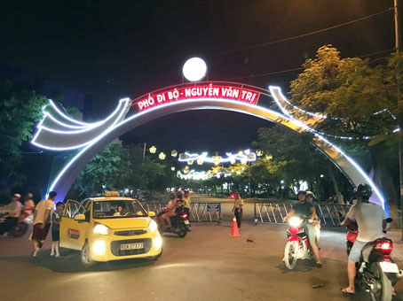 Phố đi bộ vắng người