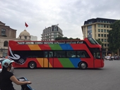 Xe buýt mui trần 2 tầng sặc sỡ chạy trên phố Hà Nội