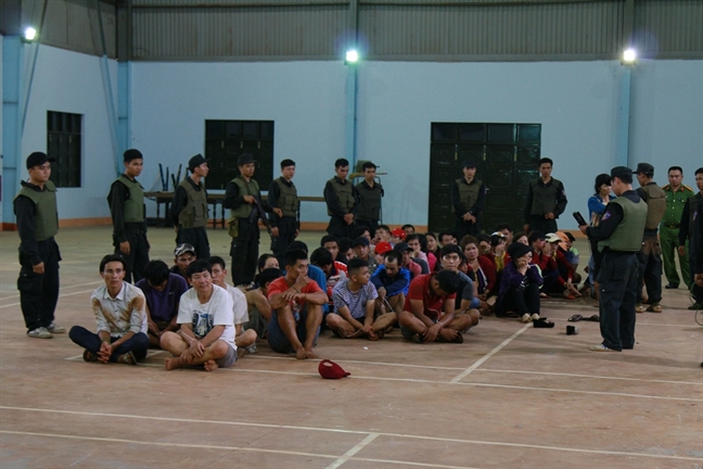 40 quý bà bị bắt trong ổ bạc lớn ở nghĩa trang