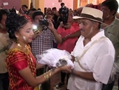 Thị trưởng kết hôn với cá sấu để cầu mong sự may mắn cho ngư dân