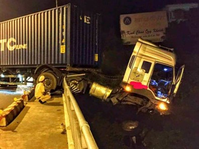 Xe container đâm vào cầu, lơ lửng trên mặt sông Sêrêpôk ​