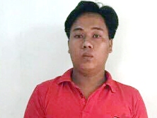 Thanh niên cầm mũ bảo hiểm đánh cô gái sau va chạm xe