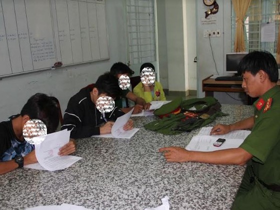 Bị phạt vì giả công an lấy oai với bạn bè