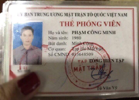 Thẻ phóng viên được ông Tô Văn Vỹ, nguyên Phó Tổng Biên tập Tạp chí Mặt trận cấp cho Phạm Công Minh - người không phải là phóng viên của Tạp chí Mặt trận.