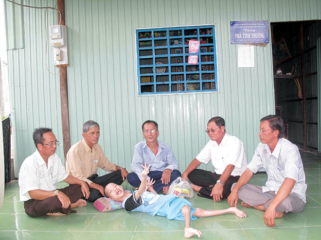 Một đời bươn chải nuôi con tật nguyền