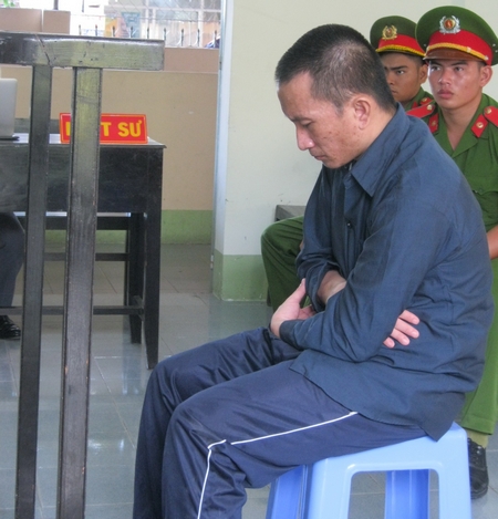 Giả làm người tốt cướp giật tài sản