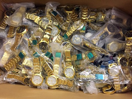 Thu giữ hơn 10 000 chiếc đồng hồ đeo tay tại nhà trọ