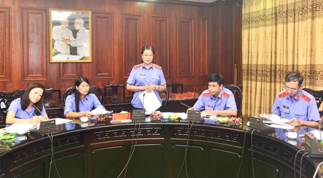 Đồng chí Nguyễn Thị Thủy Khiêm, Phó Viện trưởng VKSNDTC phát biểu tại Hội nghị sơ kết công tác 6 tháng đầu năm 2017 của Vụ 12