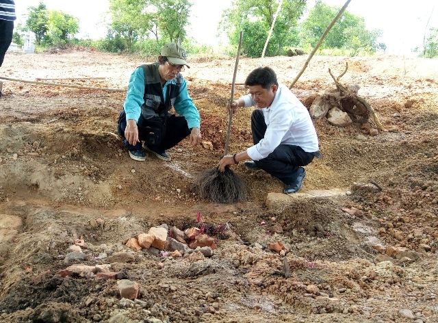 Chính quyền tỉnh Thừa Thiên- Huế muốn di dời lăng mộ bà Tài Nhân đi nơi khác để lấy đất làm dự án bãi đỗ xe.