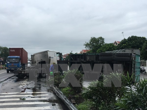 Xe container lật giữa Quốc lộ 5 đè dải phân cách, giao thông ủn tắc