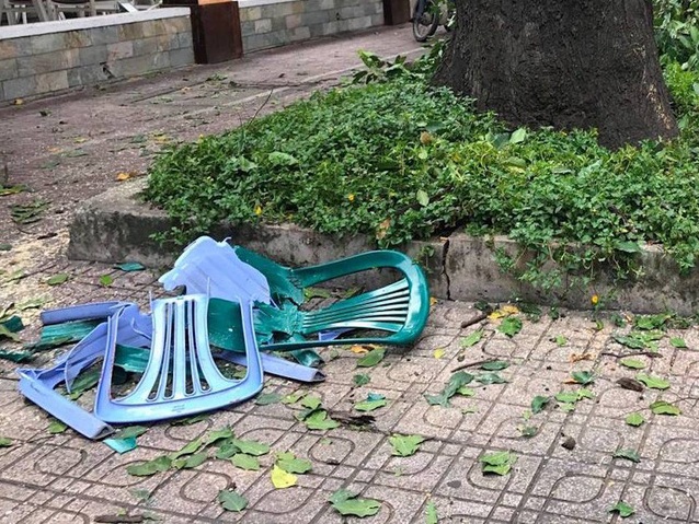 Nhánh cây rơi trúng thanh niên ngồi giữ xe trên vỉa hè