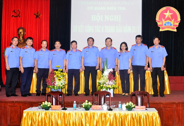 Phó Viện trưởng Thường trực VKSNDTC Nguyễn Hải Phong cùng đại diện lãnh đạo một số đơn vị thuộc VKSNDTC tặng hoa đồng chí Vũ Đăng Khoa và đồng chí Lại Viết Quang