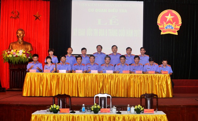 Phó Viện trưởng Thường trực VKSNDTC Nguyễn Hải Phong cùng các đại biểu chứng kiến Lễ ký cam kết thi đua 6 tháng cuối năm giữa 10 phòng nghiệp vụ thuộc Cơ quan điều tra VKSNDTC