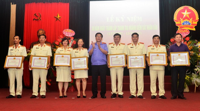 Phó Viện trưởng Thường trực VKSNDTC Nguyễn Hải Phong trao tặng Bằng khen cho các cá nhân đạt thành tích