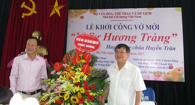 Nghệ sĩ ưu tú Nguyễn Văn Vinh, giám đốc nhà hát Cải lương Việt Nam đại diện các nghệ sĩ nhận lẵng hoa chúc mừng của Vụ Phật giáo, Ban Tôn giáo Chính phủ