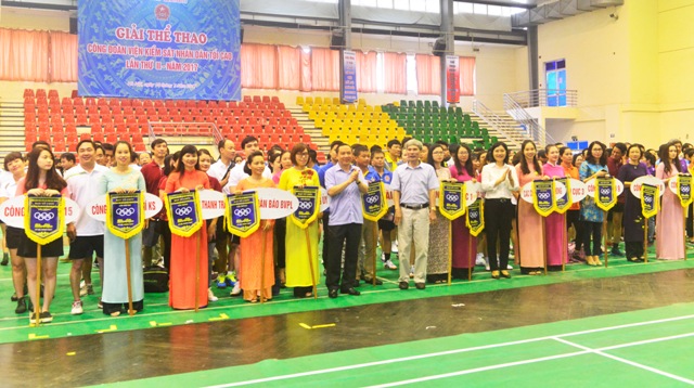 Lãnh đạo VKSNDTC tặng Cờ lưu niệm các đội tham dự Giải thể thao