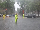 Mỗi CSGT là một biển báo an toàn cho người dân trong mưa bão