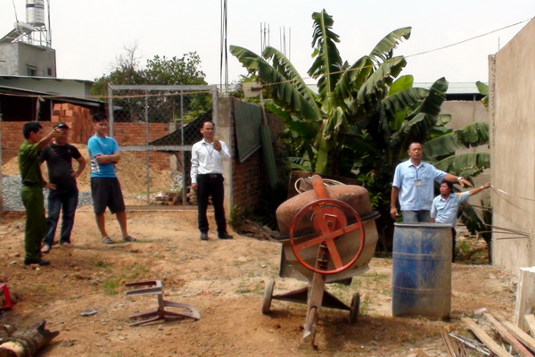 Nhốt cán bộ, 2 mẹ con bị truy tố