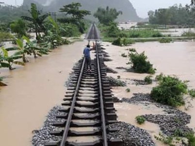 Hàng chục chuyến tàu chậm do bão, hơn 4 000 khách bị ảnh hưởng