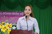 Hoa khôi Nguyễn Bảo Ngọc giản dị đi làm từ thiện tại quê nhà Sóc Trăng