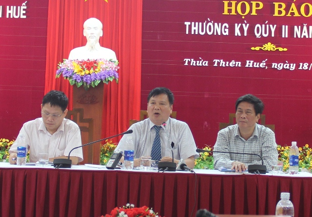 Ông Nguyễn Dung, Phó Chủ tịch UBND tỉnh Thừa Thiên - Huế trả lời các câu hỏi của PV báo chí tại buổi họp báo chiều 18-7.