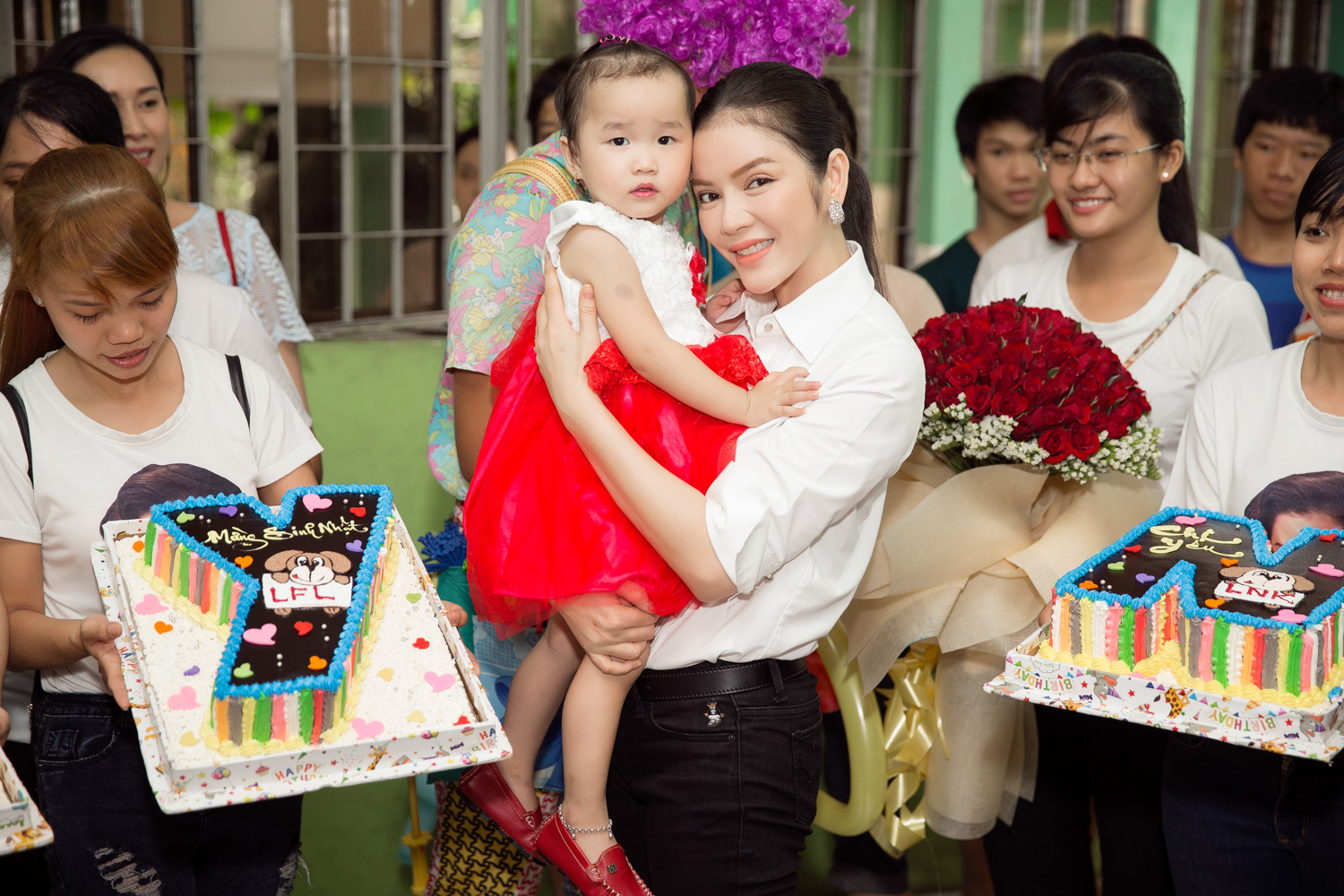 Lý Nhã Kỳ giản dị đi từ thiện nhân dịp tuổi mới