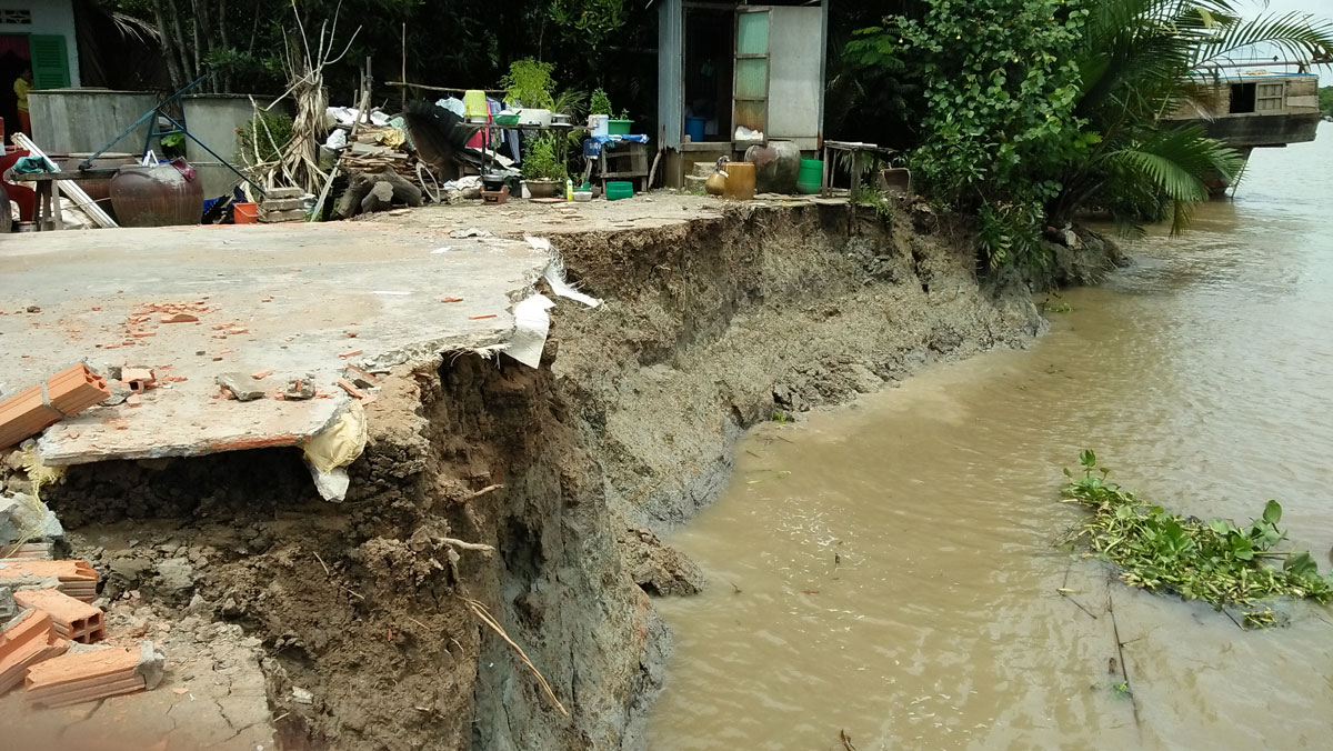 Sạt lở ở kênh Nước Mặn tiếp tục tấn công nhà dân