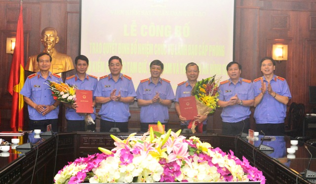 Phó Viện trưởng VKSNDTC Lê Hữu Thể và tập thể lãnh đạo Vụ 8 trao quyết định và tặng hoa chúc mừng đồng chí Hoàng Văn Long và đồng chí Trương Văn Hùng 