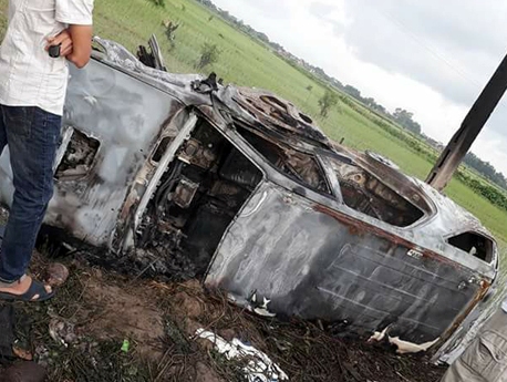 Dân làng đốt ôtô, bao vây người nghi bắt cóc trẻ em