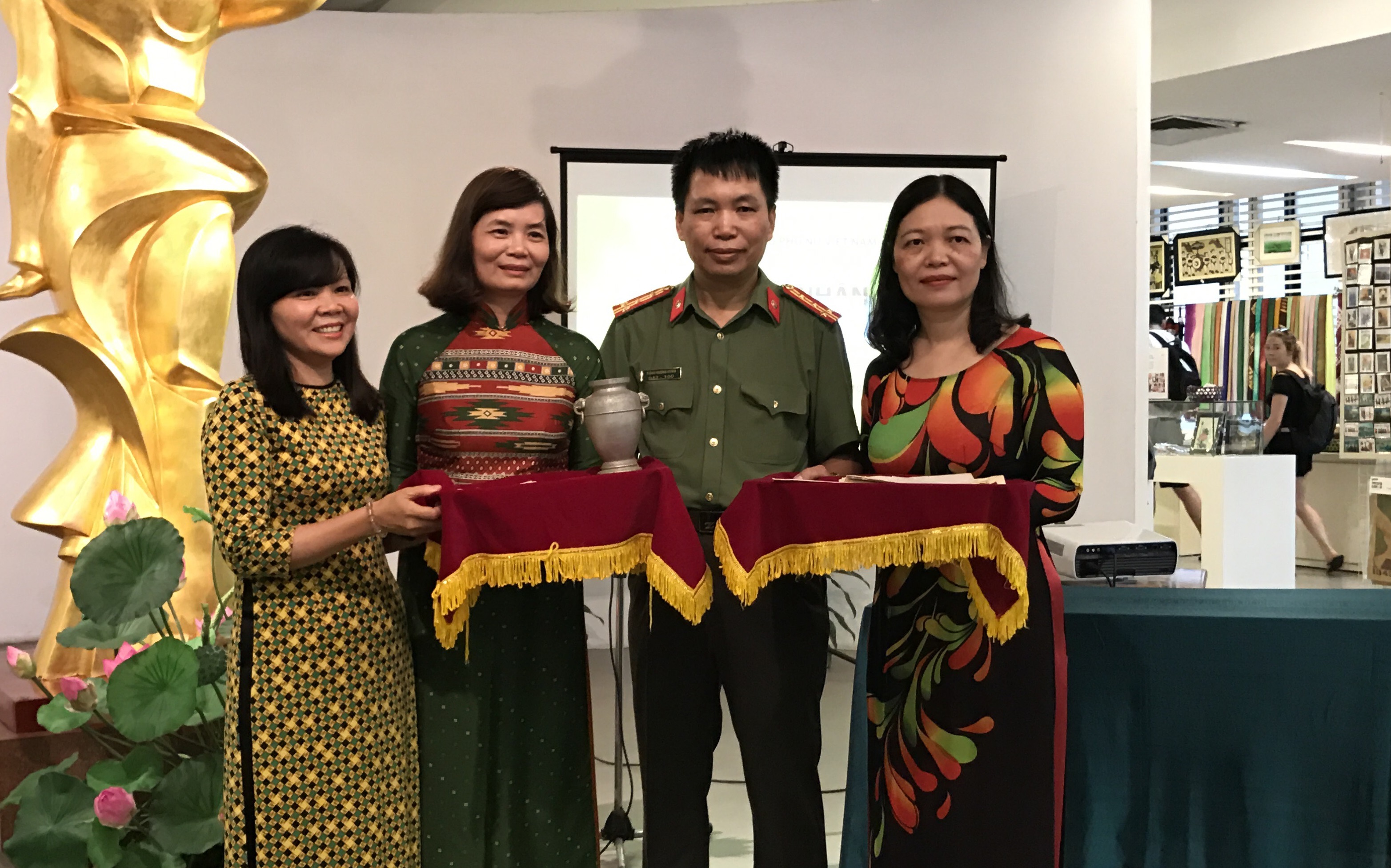 Nhà báo Đặng Vương Hùng trao kỷ vật chiến tranh cho Bảo tàng Phụ nữ Việt Nam.