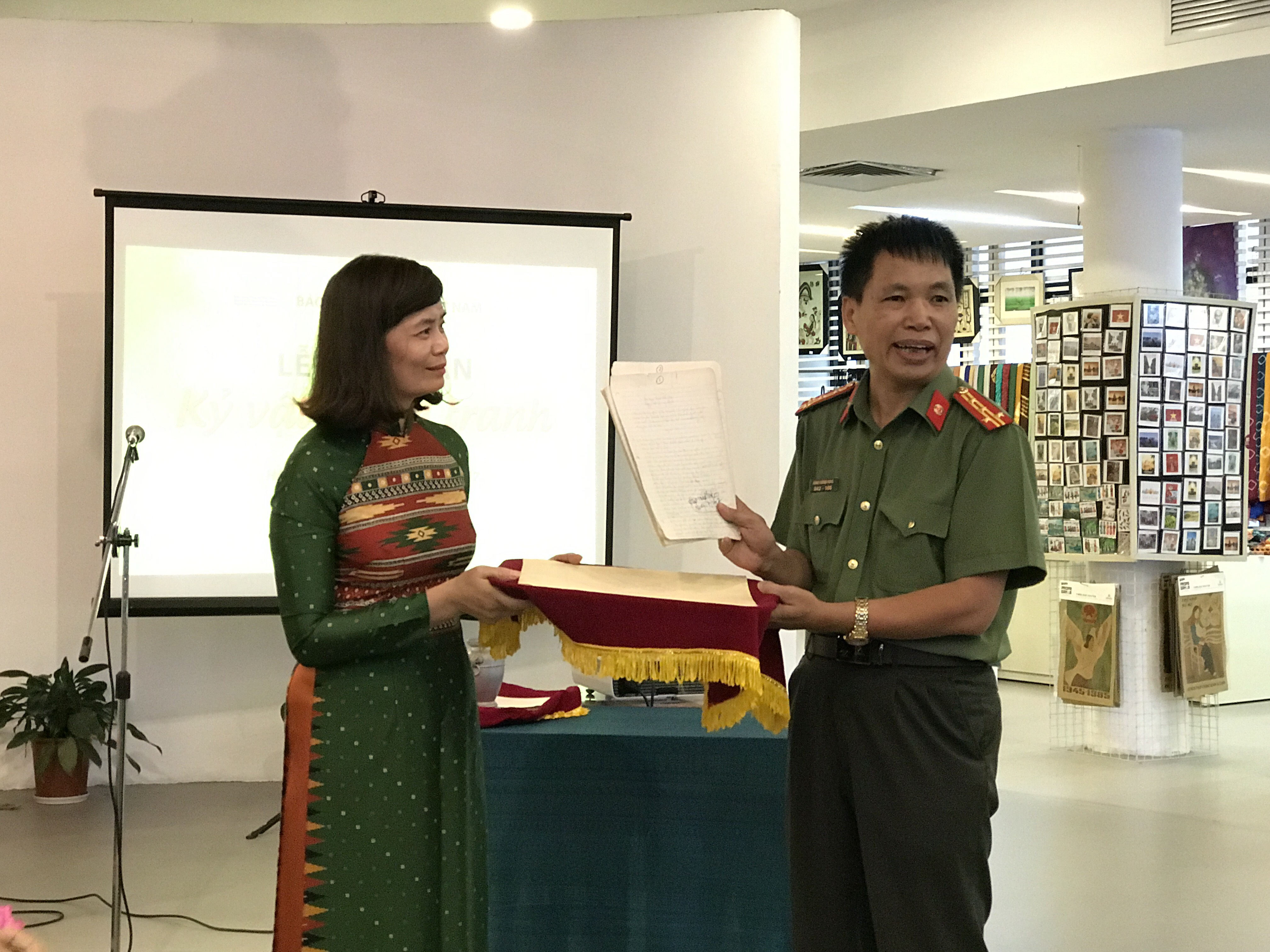 Nhà báo Đặng Vương Hùng trao cho Bảo tàng tập bản thảo dịch tiếng Anh viết tay gốc cuốn nhật ký Đặng Thuỳ Trâm.