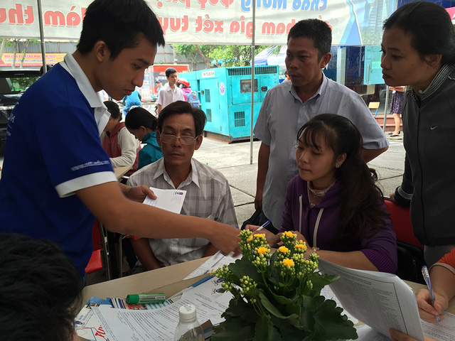  Thí sinh và phụ huynh tìm hiểu thông tin để điều chỉnh nguyện vọng tại trường ĐH Nguyễn Tất Thành