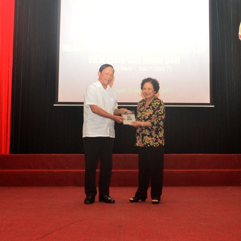 Đồng chí Dương Thanh Biểu, nguyên Phó Viện trưởng VKSNDTC tặng sách “Miền sáng tối” cho Ban liên lạc cán bộ hưu trí VKSNDTC tại buổi họp mặt
