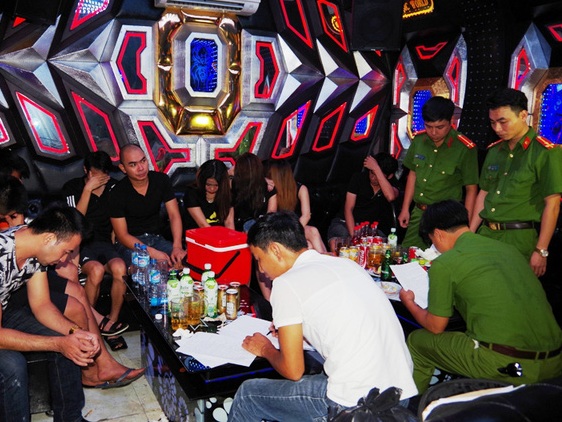 Bắt 10 nam thanh, nữ tú bay lắc trong quán karaoke