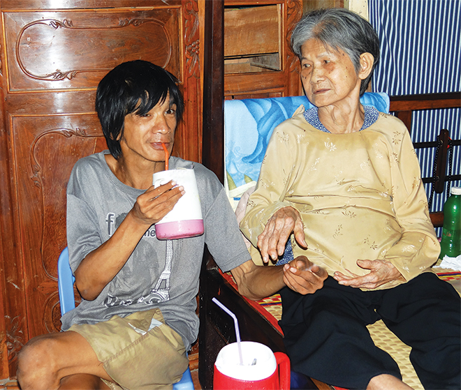 Mẹ già nuôi con mất trí