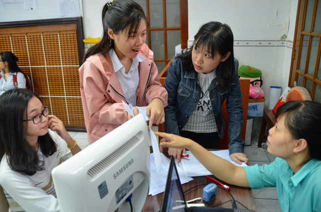 Thí sinh đăng ký đổi nguyện vọng tại Trường THPT Bùi Thị Xuân, TPHCM. (Ảnh: Tấn Thạnh)