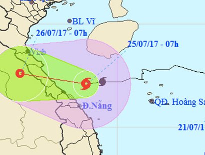 Bão đổ bộ Hà Tĩnh - Quảng Trị vào chiều nay