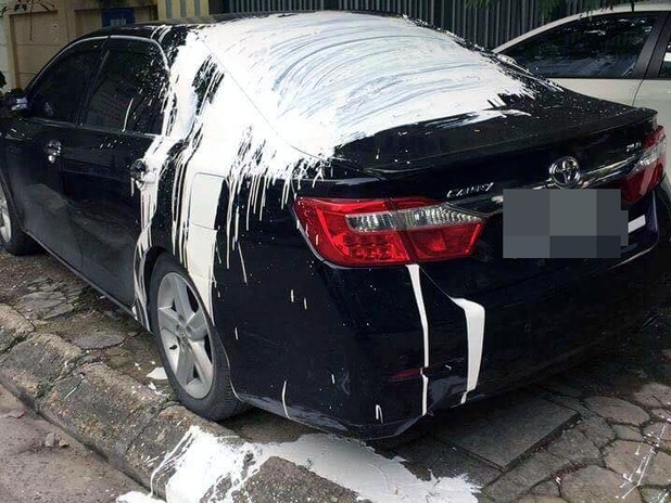 Xe Camry đỗ trên vỉa hè Hà Nội bị đổ đầy sơn